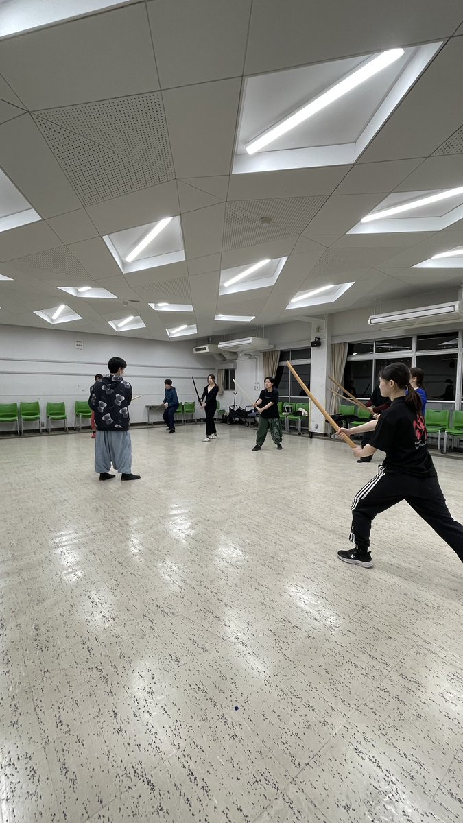 ichido2016's tweet photo. 殺陣(応用)クラス

攻撃してない時何をする？

構えを変えたり、転けたり、声を出しつづけたり、何をしたっていいんです。自分で考え試してみる。

現場で使える力が身につくレッスン

#殺陣 #殺陣レッスン #東京 https://t.co/5KWuJ2cz9w