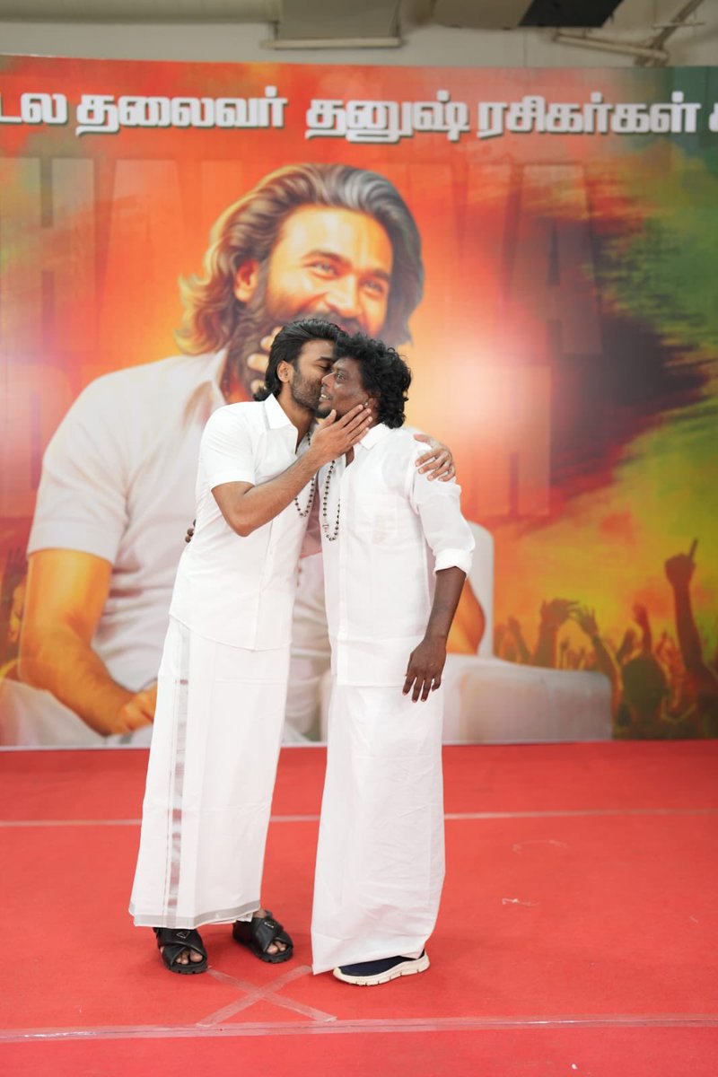 Tn49saran______'s tweet image. ரசிகனை ரசிக்கும் தலைவா @dhanushkraja ❤️❤️

#dhanush #dhanushfans #dhanushfansclub #kara #dhanushlove