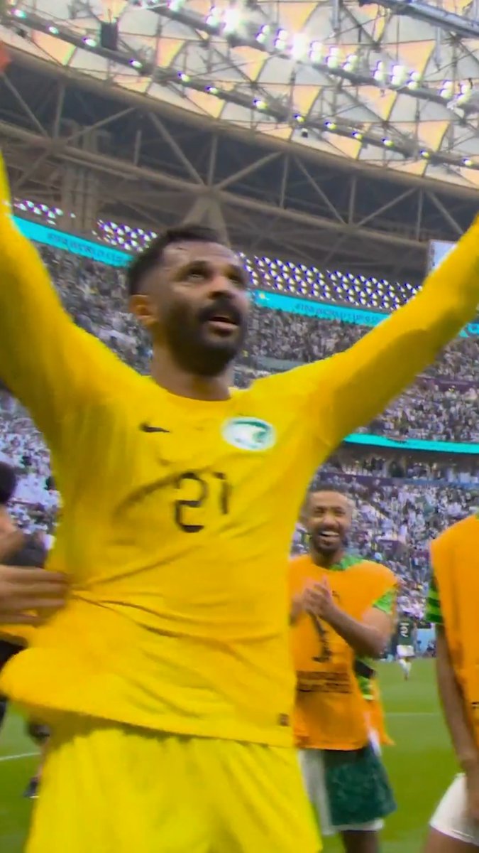 "قفاز من ذهب.. محمد العويس يرفع شعار 