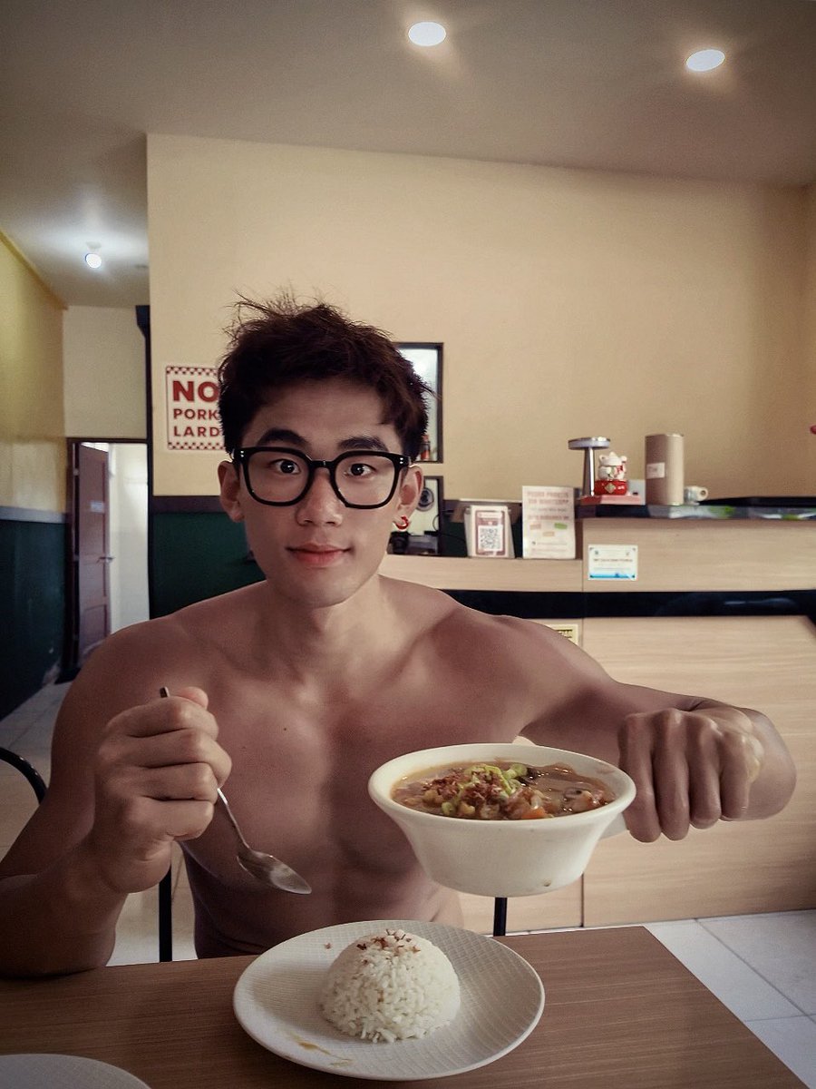 别看我小 tweet media