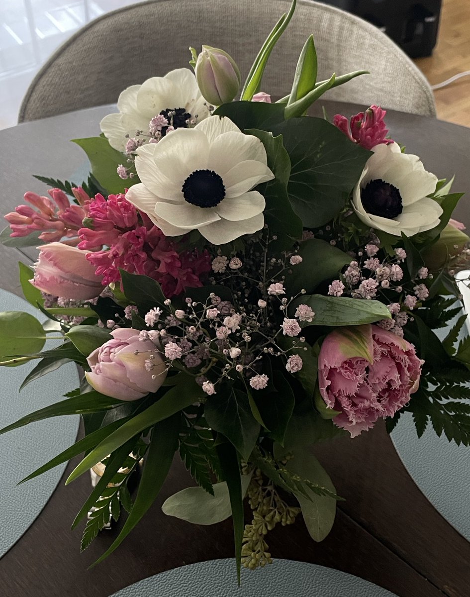 Ich war schon genervt weil es wieder klingelt obwohl ich nix bestellt hab.
Ich hab auch nichts bestellt 
Aber für mich wurde bestellt🤭