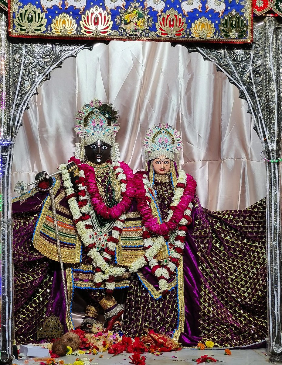 ❤️ जय श्री कृष्ण ❤️
श्री किशोर जी मंदिर पन्ना म. प्र. से भगवान श्री राधा कृष्ण के दिनाँक 24.03.2026 के श्रृंगार दिव्य दर्शन 🔱🚩