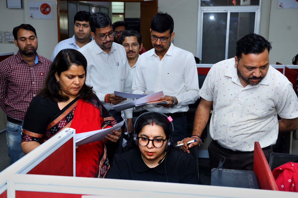 nhm_rajasthan's tweet image. जनसुनवाई से समाधान तक—तेज़, प्रभावी और संवेदनशील व्यवस्था

प्रमुख शासन सचिव श्रीमती गायत्री राठौड़ ने 181 संपर्क हेल्पलाइन कंट्रोल रूम का निरीक्षण कर आमजन की समस्याएं स्वयं सुनीं और त्वरित निस्तारण के निर्देश दिए।

#rajasthan #resolution #healthdepartment