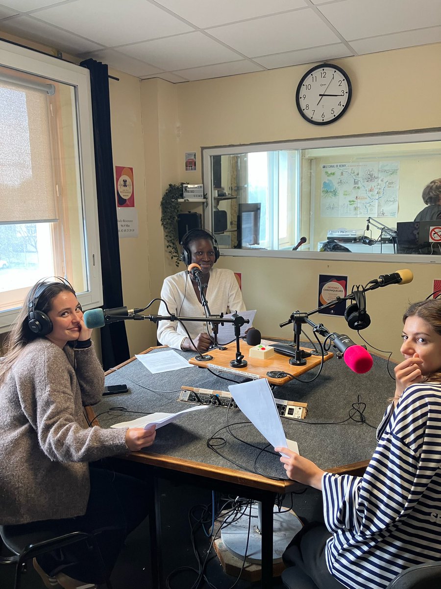 LAF_18_18's tweet photo. Dans le cadre du projet radio ‘sixième sens’ en partenariat avec Figoradio et 
Radio Résonance, des élèves de première en spécialité SES ont enregistré une émission consacrée à des associations de la ville de Bourges. émission diffusée sur les ondes de Radio Résonance très vite https://t.co/7ZKUBONLcL