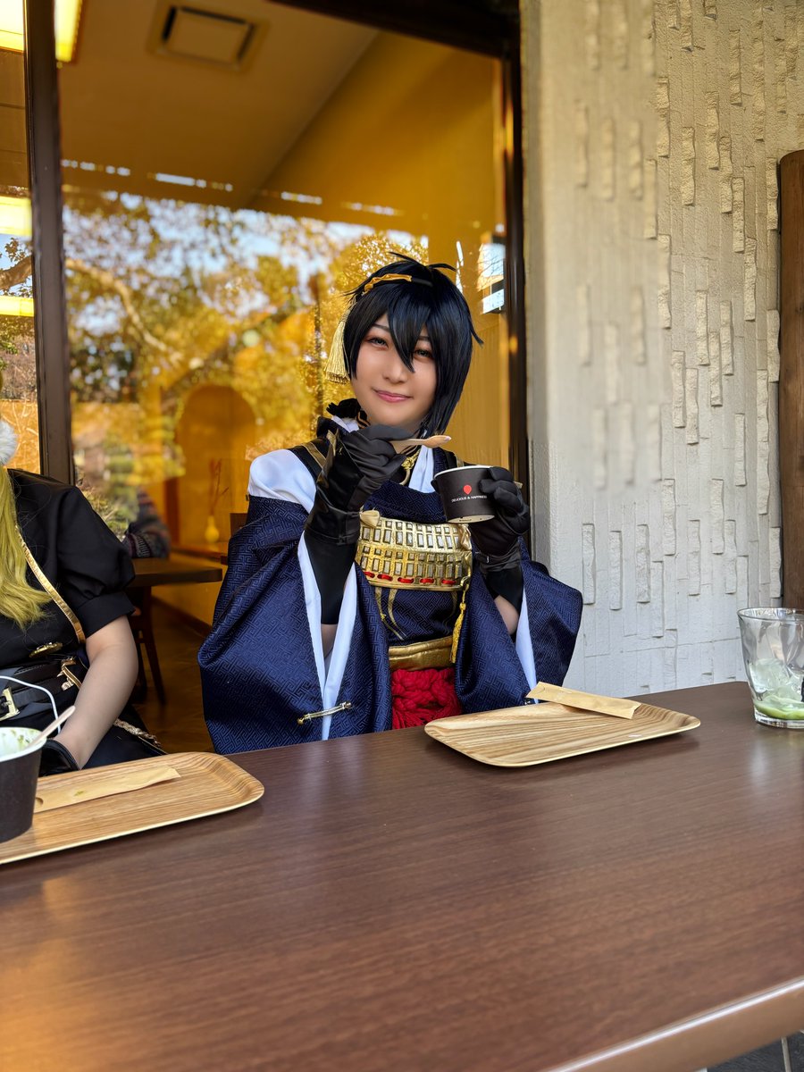 アイスも食べて満足げな三日月🌙

📸:<a href="/Rinne_touken/">白夜鈴音</a> 

 #桜舞い蝶羽ばたく祝賀本丸