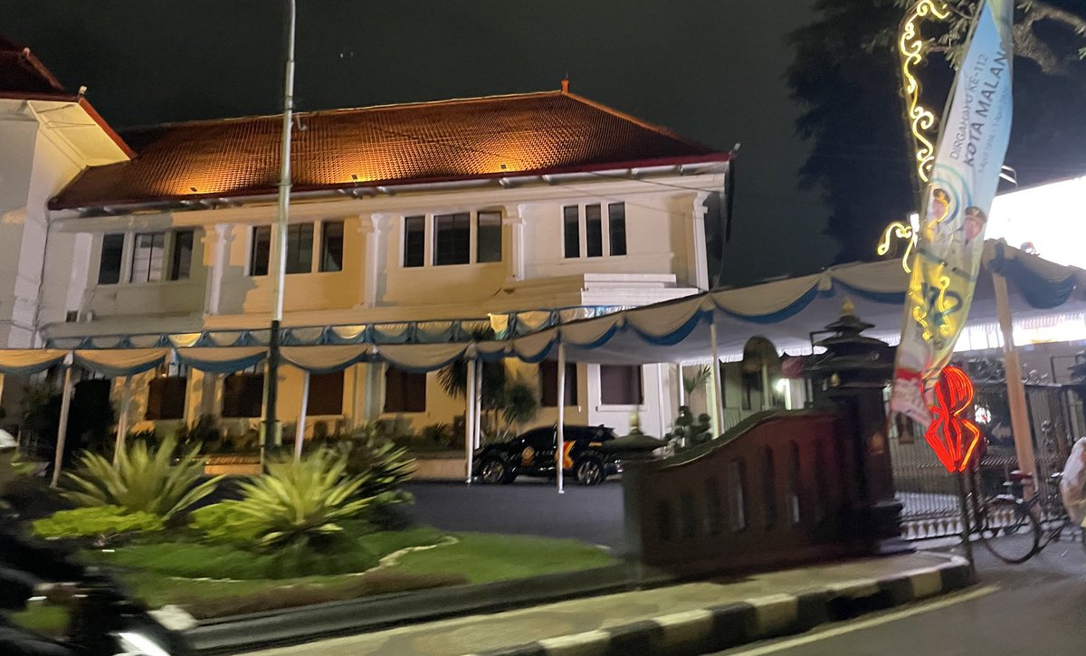 Akan ada halal bihalal kah di Balai Kota besok?
Jl. Gajah Mada sdh ditutup total &amp; diterop. 

Begini ini anggarannya dari mana ya? Swadaya ASN atau potluck kah?

Saya bertanya 🙏🙏