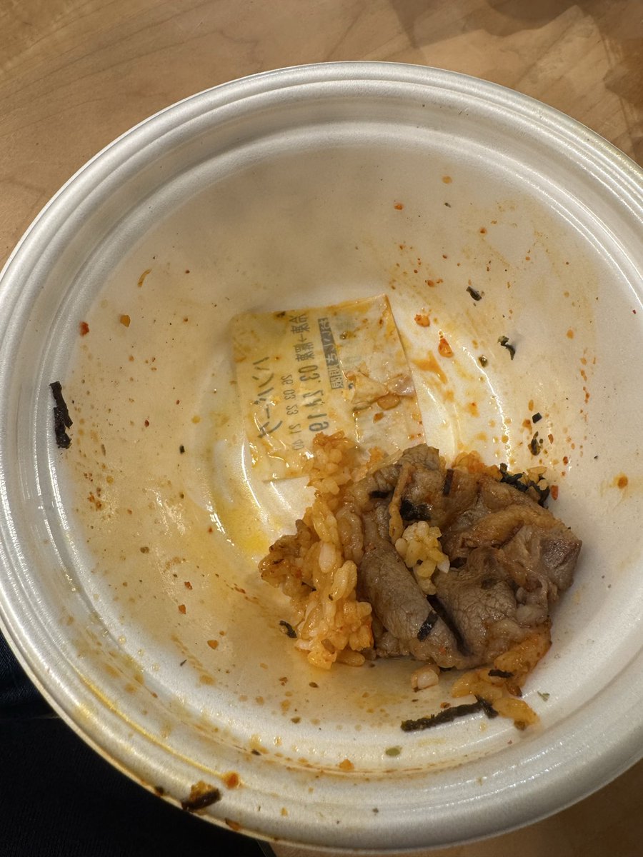 omocha13001's tweet photo. ⚪︎屋を買って帰宅。

食べ進めると、丼の下に

“またのお越しをお待ちしてます”的なごめんとが…

ハンバーーーーグ！

いや、おれくったのキムカルだし。

恐らく内部の紙だろうけど、
“Good Job!”

何がどうGood jobかはわからないけど、褒める文化は嫌いじゃない。

今の世の中愛が足りない。 https://t.co/qhlyGEYZNj