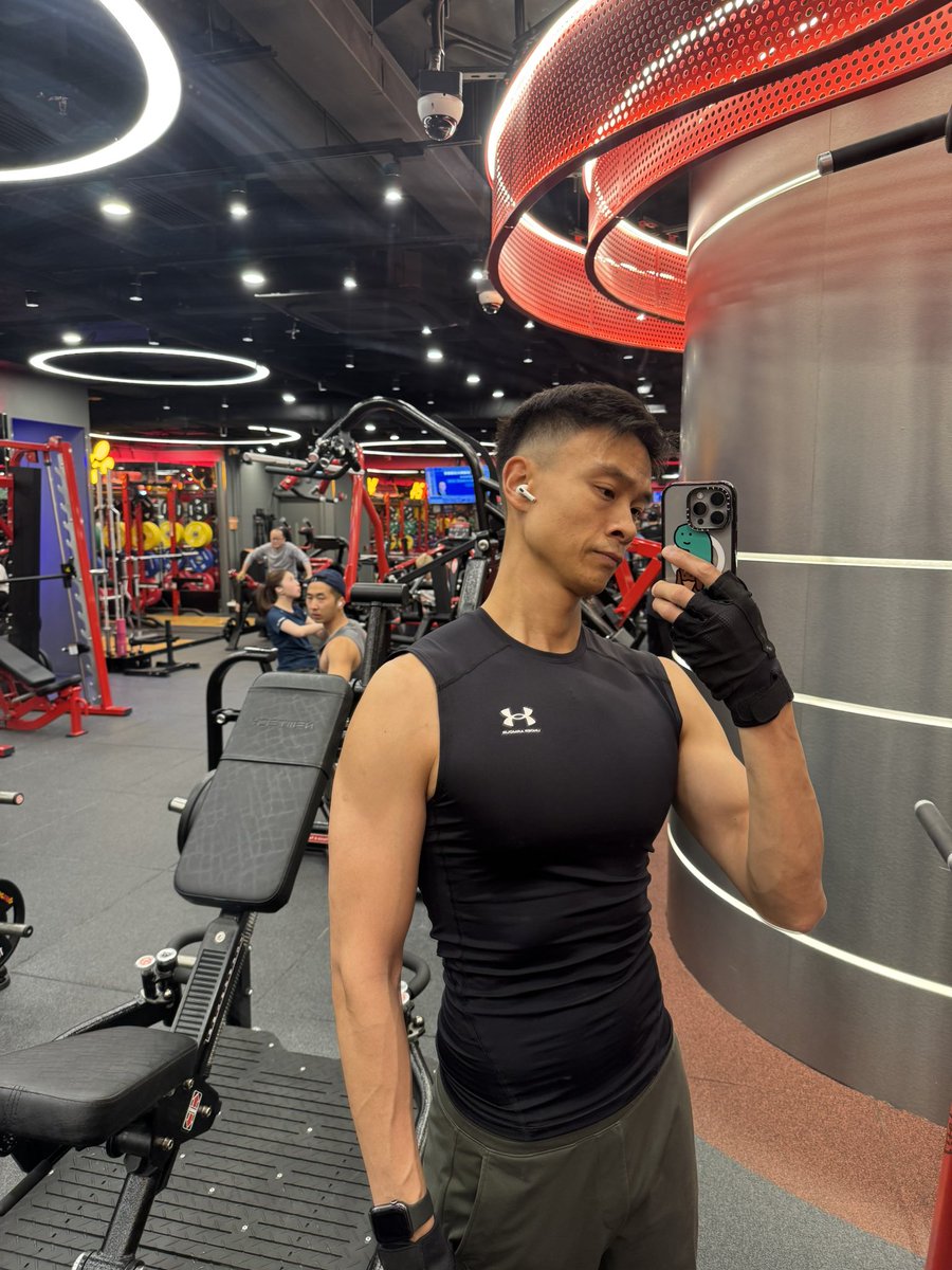 ivanchan92's tweet photo. 🟠 week 8 vs ⚫️ week 20
#gym #compression https://t.co/iyWXJotwiP