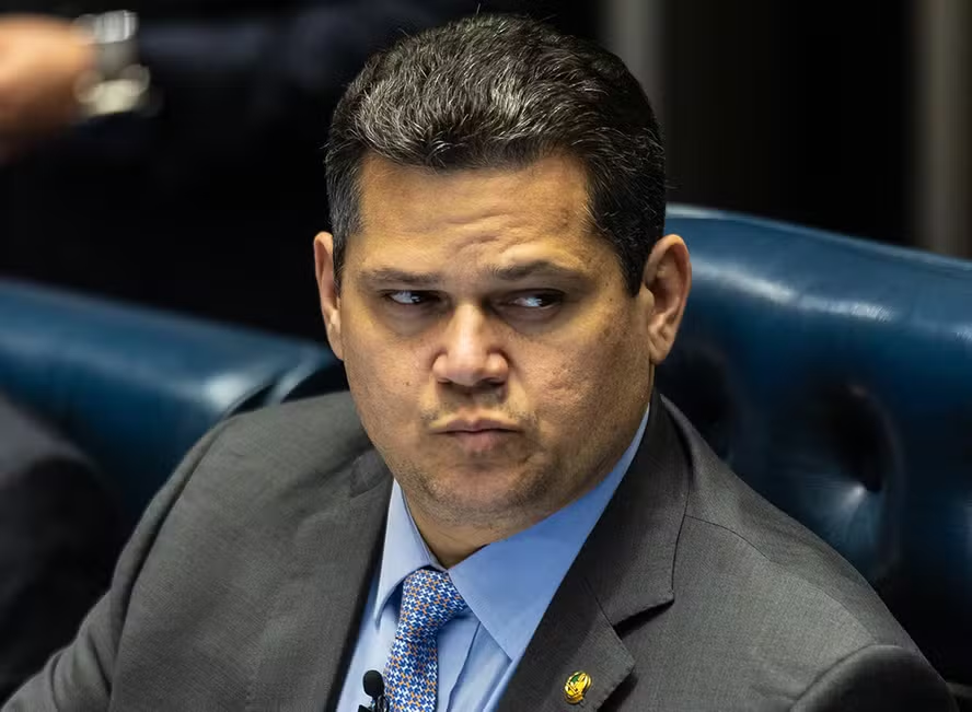 VoxLiberdade's tweet photo. 🚨CONHEÇA O ATUAL PRESIDENTE DO SENADO E ENTENDA PORQUE O BRASIL ESTÁ NA LAMA

Áudio divulgado pelo Metrópoles mostra Davi Alcolumbre, orientando o prefeito interino de Macapá, Pedro DaLua, a procurar um desembargador que iria julgar uma ação contra o prefeito eleito, Antonio Furlan.