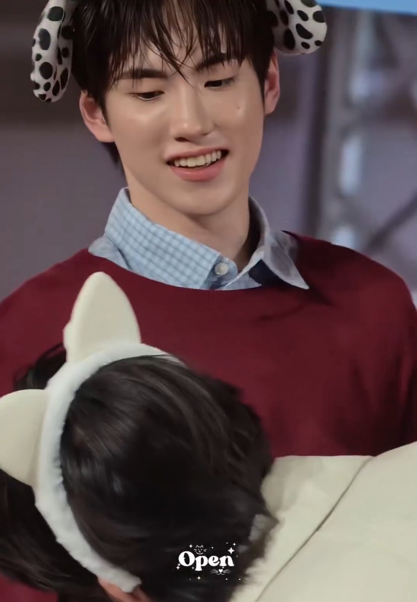 ซามอยด์นางแอบชอบแมวขาวปะว่ะ ห้ะ