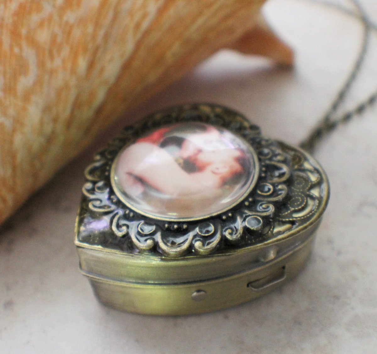 charsfavorite's tweet image. Celebrate love with our Personalized Heart Music Box Locket for just $110. A timeless keepsake that plays your favorite tune, perfect for any occasion. #MusicBox #PersonalizedGifts

Shop Now charsfavoritethings.com/products/2pers…