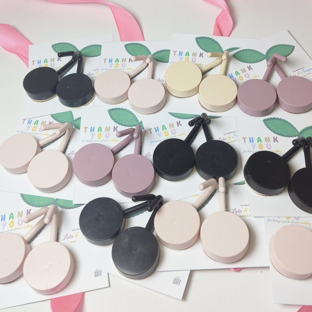 itsnel30's tweet photo. Di sini ada yang lagi cari souvenir? Aku ada rekomendasi souvenir wedding murah nihh, harganya cuman 1rb-an aja! 😍 https://t.co/2lTLeOfzoW