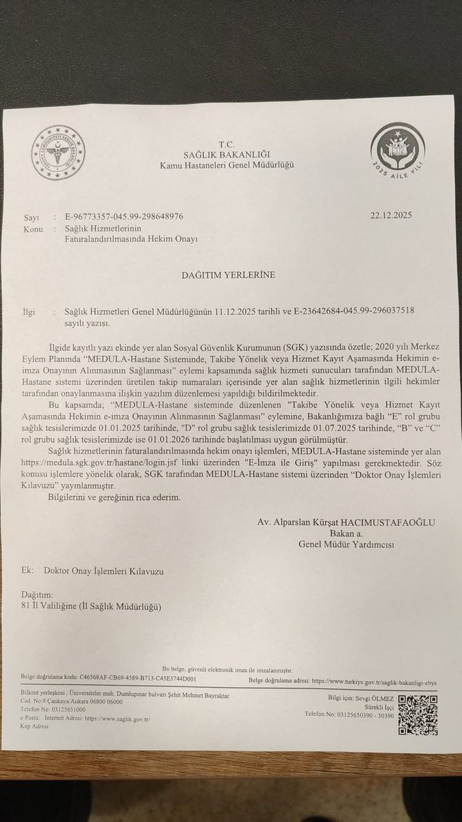 aefakibaba's tweet photo. Sağlık Bakanlığı’nın yeni düzenlemesiyle, sağlık hizmetlerinin faturalandırılması için hekimlerden zaten ay içinde girilen işlemleri ay sonunda tekrardan girmeleri isteniyor. 
Bu kelimenin tam anlamıyla Angaryadır. 

Hekimin kaliteli hizmet vermesini mi istiyoruz, yoksa angaryalar içerisinde boğulmasını mı?

Sağlıkta kaliteyi artırmanın yolu, hekime sürekli masa başı angarya sayılabilecek işlere mahkûm etmek değil; hastasına tanı koyacak vakti sağlamaktır.

Bu düzenleme, sağlıkta kaliteyi artırmaz, aksine hekimin çalışma şevkini kırar, hekime bir iş yükü daha yükler.

Hekimlerimizin emeğini gereksiz iş yükleriyle boğmayın! Bırakın hekimler gişe memuru gibi sürekli veri girmek yerine hekimlik yapsınlar...