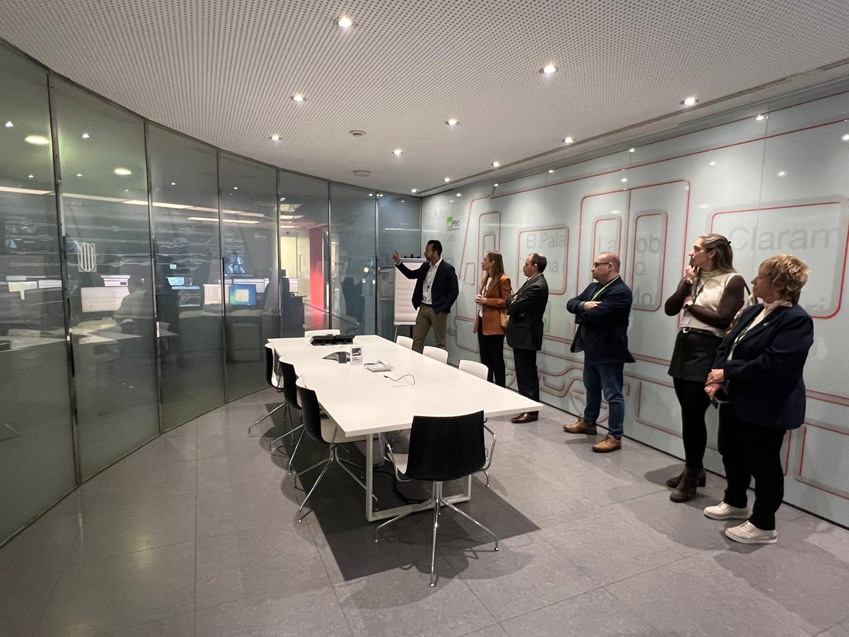 FGCcorporatiu's tweet photo. 📸 El secretari de @gencatdigital, @alberttort, i la secretària de @tic, @mariagalindogd, han visitat el Centre Operatiu d'#FGC a Rubí, acompanyats del president d'#FGC @carlosruiztwitt, i del director de TIC, Enric González 📲💻 per conèixer els projectes d'#FGC en l'àmbit #TIC https://t.co/NxokS3TDYP