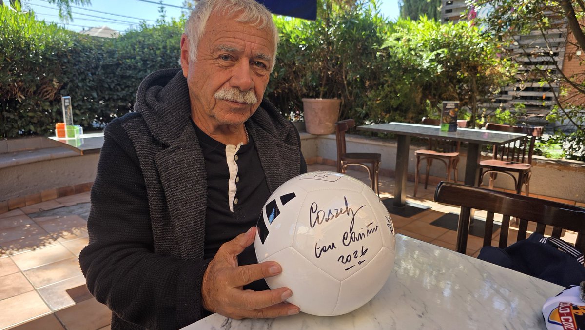 RutaDelHinchaCC's tweet photo. Recuerden! 
Estos 2 premios los entregará personalmente don Carlitos Caszely en un desayuno junto a los ganadores.
#RifaAniversario https://t.co/UyVIR7BE6R