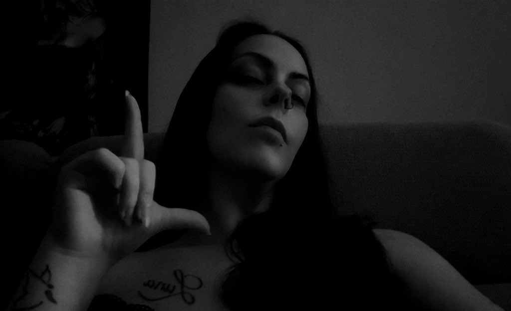Du bist nicht auf meinem Level 💋
Du schaust zu mir hoch, du stehst unter mir. 

#findom #herrin #geldherrin #moneydom #zahlsklaven #geldsklave #zahlschwein #loser #paypig