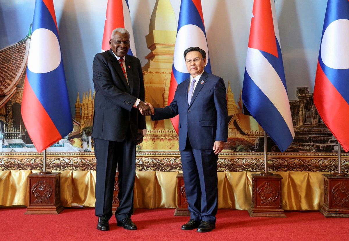 Esteban Lazo: «Trasladamos una entrañable felicitación al miembro del Buró Político Xaysomphon Phomvihane por su reelección como Presidente de la Asamblea Nacional de #Laos🇱🇦,en su X Legislatura. 
Ratificamos voluntad de seguir fortaleciendo nuestros vínculos interparlamentarios»