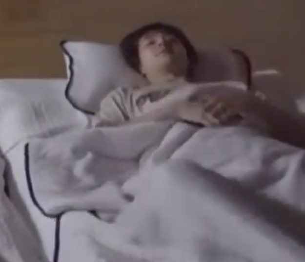 배에서 소리남 = 배고픔, 먹고싶다로 가르쳐놔서 아침에 눈 뜨자마자 자는 떵우 배에 귀부터 붙이고 멍하게 있는 뱀보고싶다... 한참 배 베고 가만히 누워있다가 떵우 뒤척거리면 같이 뒤척하고 배에 귀 다시 챡 붙임... 이거 세번쯤 반복하면 꼬르..ㄹ... 소리 들린단 말임. 그럼 밍기적.. 일어나서