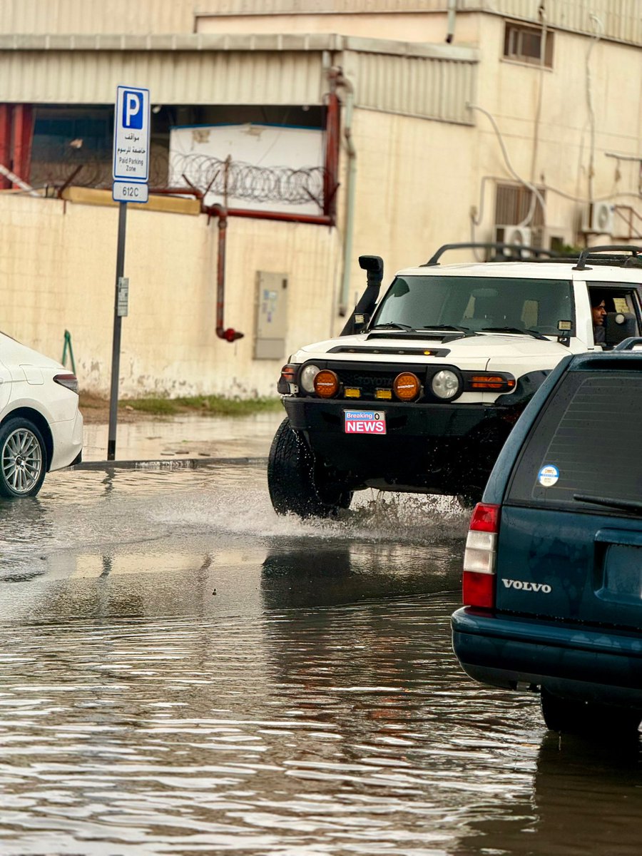 jose_crocodile's tweet photo. മഴയോരക്കാഴ്ചകൾ! 

🌧️ 

#dubai #dubairains #mallu #shotoniphone16pro https://t.co/yGVDzHMzFh