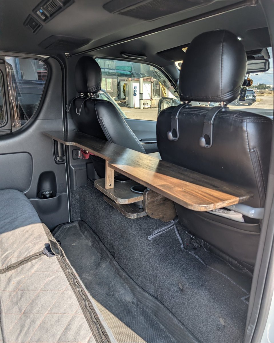 Tangles_uta's tweet photo. ⚒️DIY
来月、遠征の際に
数日はあるであろう車中泊に備えハイエースのプチDIY💪
簡易テーブルをこさえた✌️
素人作にしてはええ感じや😁💩

出発までもう少し
気合い入れて準備します🕺 https://t.co/ic2xdFncOb
