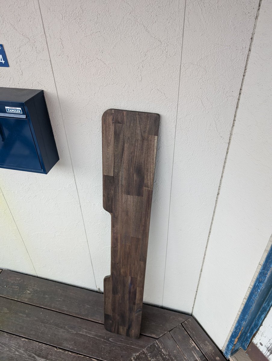 Tangles_uta's tweet photo. ⚒️DIY
来月、遠征の際に
数日はあるであろう車中泊に備えハイエースのプチDIY💪
簡易テーブルをこさえた✌️
素人作にしてはええ感じや😁💩

出発までもう少し
気合い入れて準備します🕺 https://t.co/ic2xdFncOb
