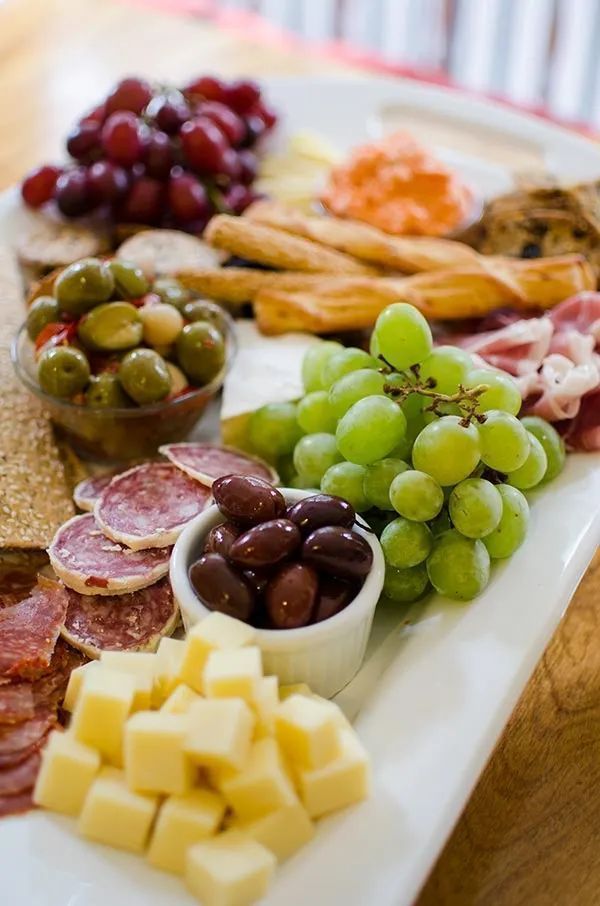 Living_Lou's tweet image. GORGEOUS charcuterie board

Tips and inspiration here &amp;gt;&amp;gt; buff.ly/2EiKewX 
#cheese #snacks