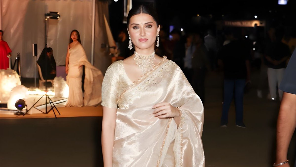 TheJayKumarShow's tweet image. Quiet luxury, but make it timeless 

Tara Sutaria stuns in Banarasi elegance — proving less is always more

Read more jay-ho.com/tara-sutaria-s…

#TaraSutaria #QuietLuxury #BanarasiSaree #IndianFashion #ElegantStyle #BollywoodFashion #TimelessLook #TrendingReels