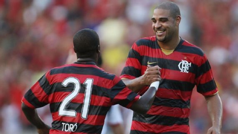 sitejornaldofla's tweet photo. CUTUCAVAM O IMPERADOR 👑

Em entrevista ao MengoCast, da Flamengo TV, Toró revelou como ele e outros jogadores do elenco de 2009 pilhavam Adriano.

🗣️ Pilha no ônibus: O grupo inventava mentiras para deixar o Didico P*** DA VIDA!! Sentavam atrás dele e falavam: "O Tardelli deu entrevista dizendo que vai fazer dois hoje e te passar na artilharia". Era tudo caô, mas ele acreditava e entrava com sangue nos olhos!

🔥 Preleção de chorar: Contra o Atlético-MG, Adriano deu um papo reto que arrepiou o vestiário. Ele admitiu que não era exemplo fora de campo, mas cravou: "Sou o Imperador. Joga a bola em mim que eu resolvo".

Não tem como NÃO AMAR o Imperador ❤️🖤