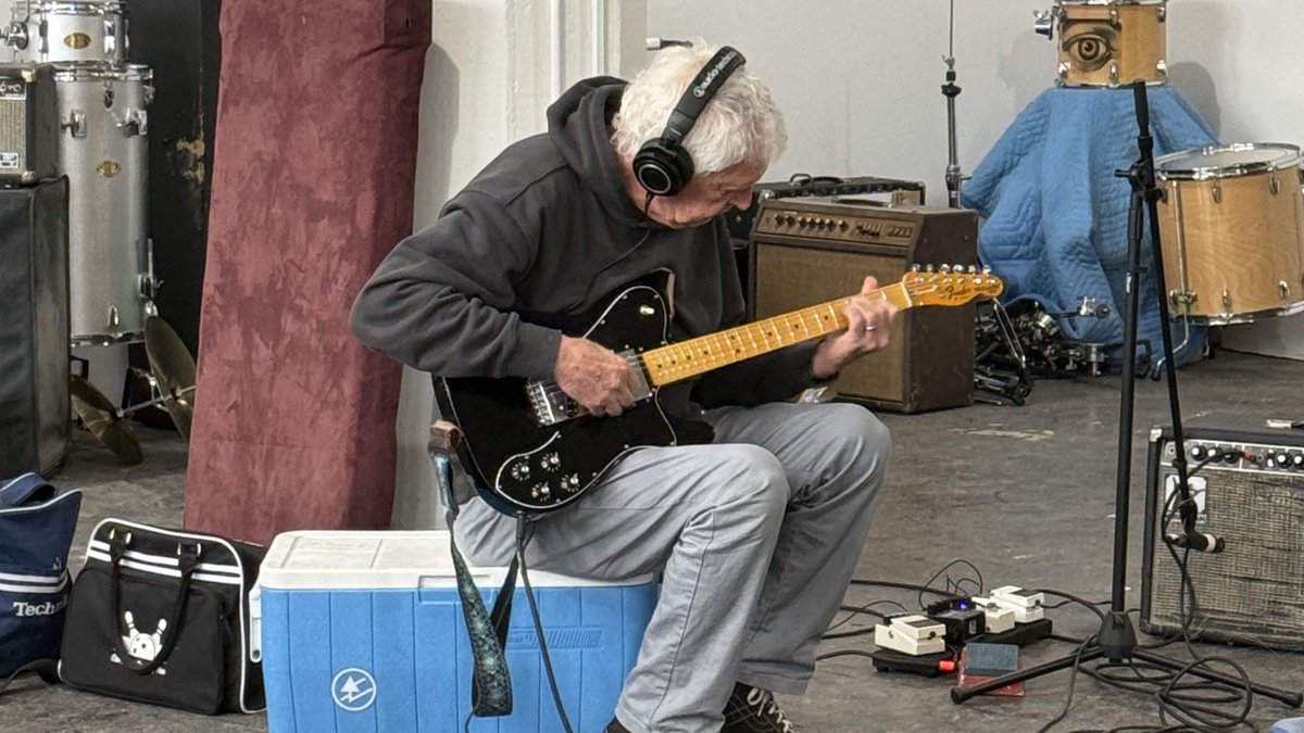 _GuidedByVoices's tweet photo. New Guided By Voices single "Advance Without Dropping" premieres today in @floodmagazine! Plus--a rare photo of Robert Pollard in the studio, recording the upcoming album "Crawlspace of the Pantheon."

https://t.co/wQwXAQbvIZ https://t.co/NB6i9DylOE