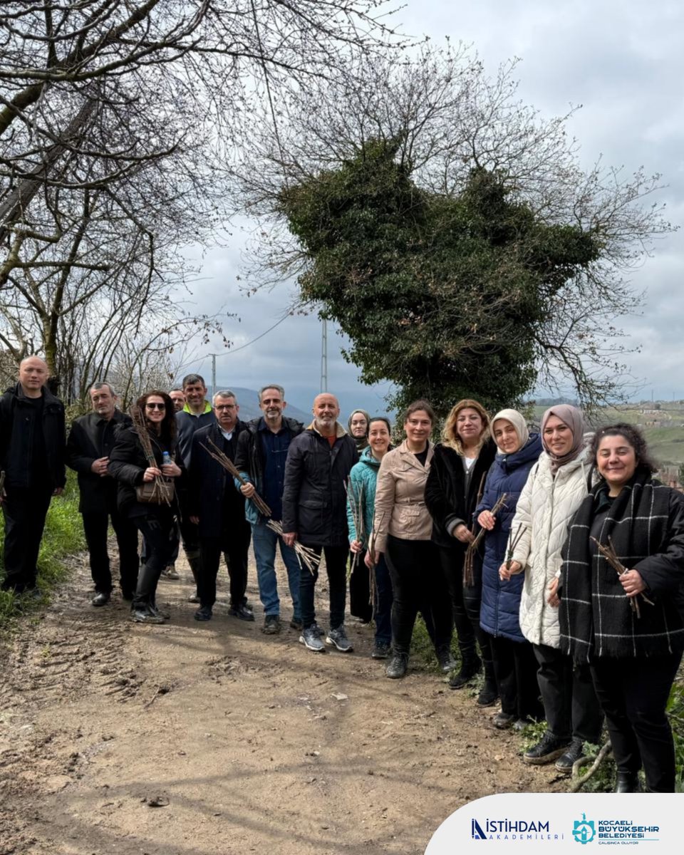 iakademileri's tweet photo. İstihdam Akademileri Tarım Akademisi kapsamında düzenlenen Üzümsü Meyve Yetiştiriciliği Eğitimi ile katılımcılarımız, alanında uzman eğitmenler eşliğinde hem teorik hem uygulamalı bilgiler ediniyor. 🌱🍇

#İstihdamAkademileri #TarımAkademisi #Üretim #Eğitim #Kocaeli #Tarım https://t.co/KoOQssdOOV