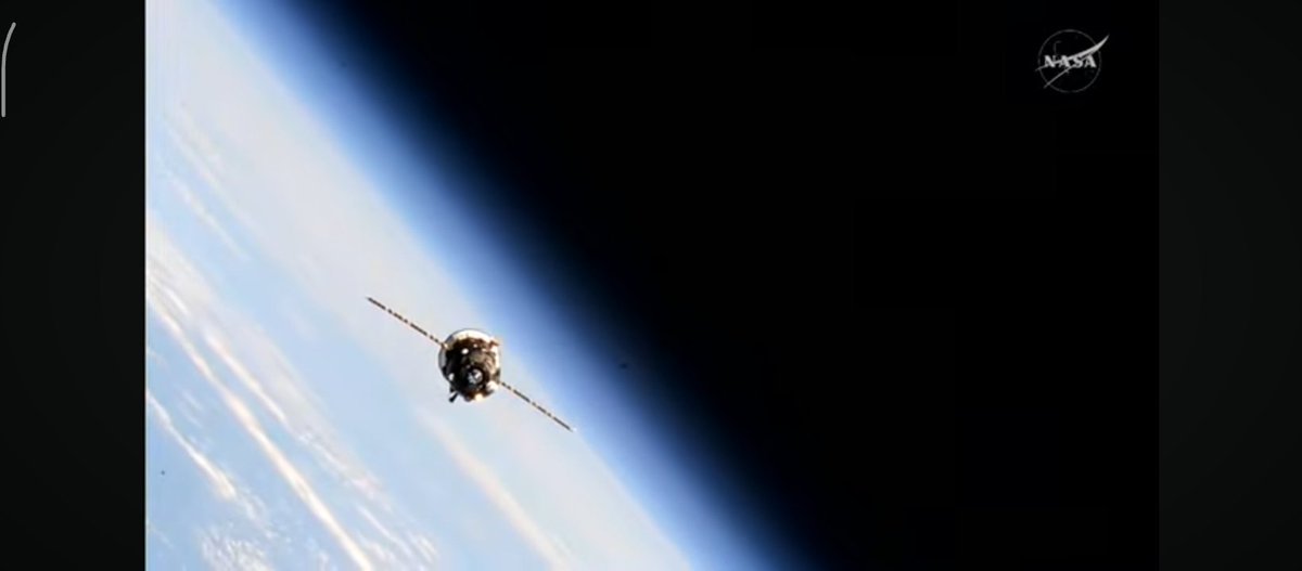 LKosmonautika's tweet photo. "Datemi un comando manuale e vi atterrerò su qualsiasi stella" diceva Alexei #Leonov.
Sergei #KudSverckhov ha attraccato la #ProgressMS33, dopo un'avaria al sistema automatico, con una perfetta manovra manuale.
Молодец! 🚀👍 https://t.co/Dni4myCniu