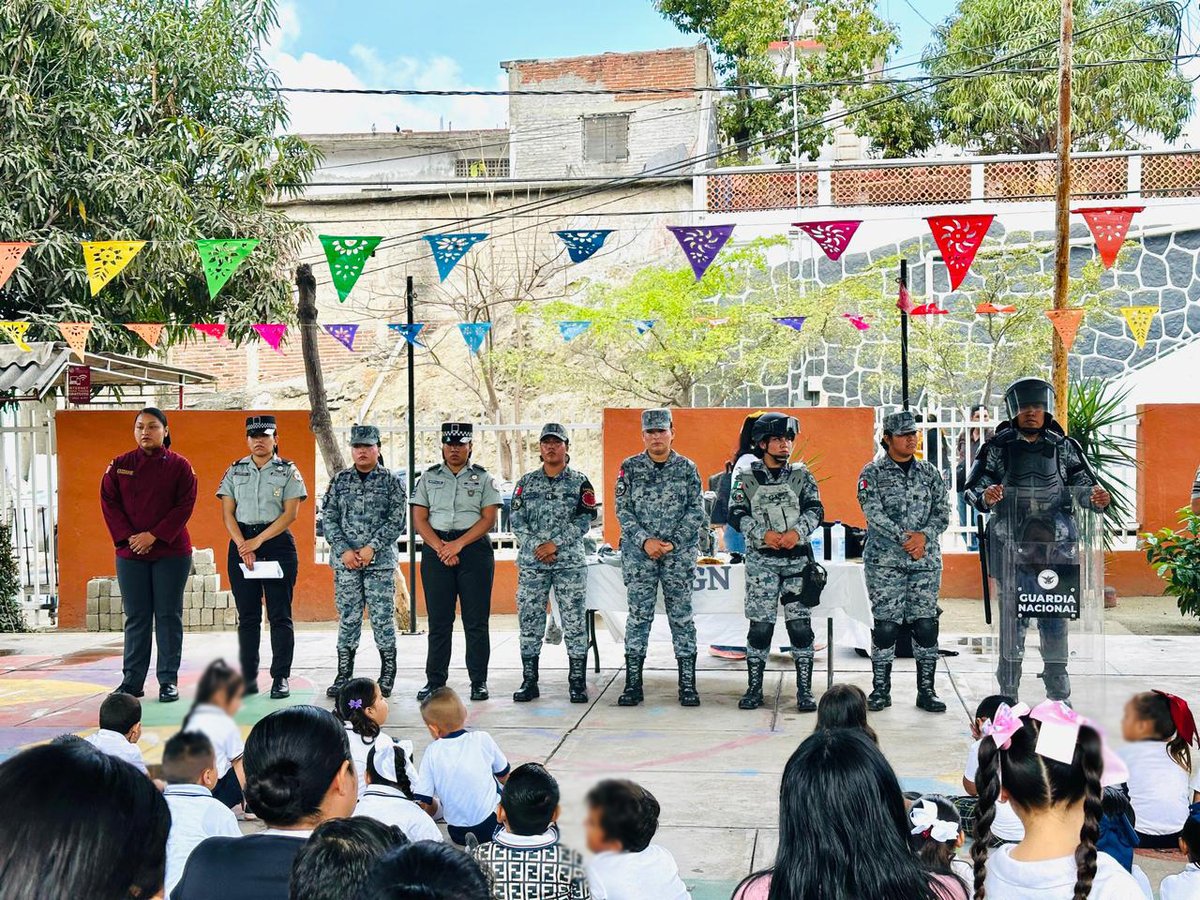 GN_MEXICO_'s tweet image. En #Colima, personal de la #GuardiaNacional llevó a cabo actividades lúdicas con niñas y niños de nivel preescolar, a quienes se les mostraron las acciones que realiza esta fuerza de seguridad pública en beneficio de la población. #LaGuardiaNacionalEstáContigo