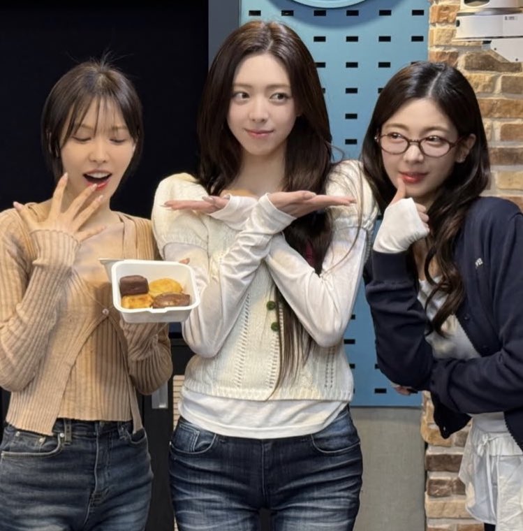 ITZY's Yuna stuns with Lia and Red Velvet's Wendy.