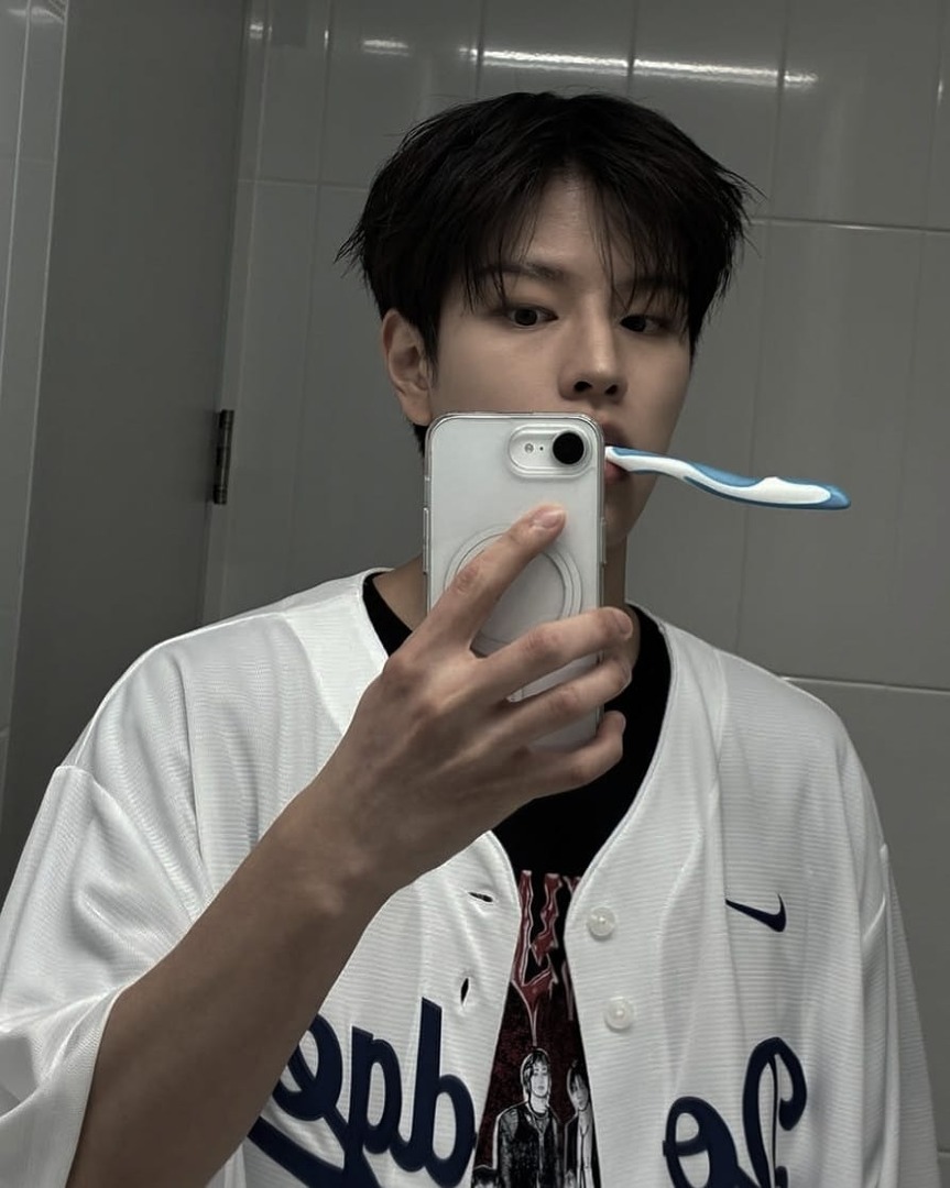 Base umum bisa follow @cornerfess tweet media