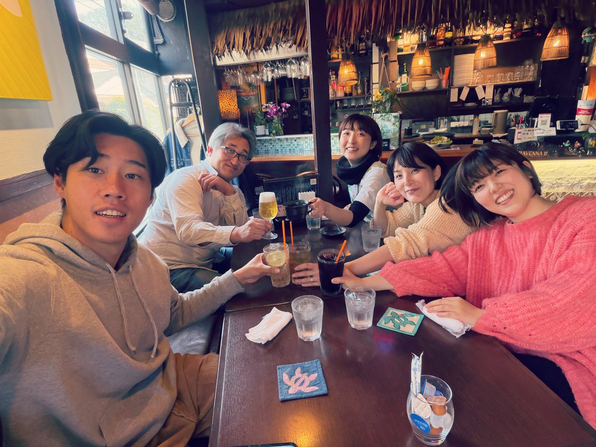 inoue_yu's tweet photo. ＼＼大切なお知らせ／／

K-MIX（静岡エフエム放送）にて毎週月曜日21:00〜放送中の
「井上侑と劇団ペテカンの 月曜日からOKONBANWA!!」

昨夜の放送で発表となりましたが
私 井上侑は、3月いっぱいで、ゲツオコを卒業することにいたしました！

ミドラン時代から含めますと9年間。
四條さんのお家の炬燵で、猫ちゃんを抱きながら収録がスタートしたこの番組。

ペテカンの皆さんと一緒に曲を書かせてもらったり（小さな曲もいれたら数十曲になるのかな）、沢山の素敵なゲストの皆様にもお越しいただきました。
番組を続ける中で、ラジオの枠を越えて初めてコントや舞台にも一緒に立たせてもらったり、舞台の主題歌や音楽も担当させていただいたり…10年前の私には想像もしなかった夢を沢山叶えてもらいました。

そして何より、ラジオを通して出会えた皆さま、数えきれないメッセージやツッコミやリクエスト曲、温かいエールを、いつも本当に本当にありがとうございました！！！

この場所があったから色んなことに挑戦させてもらって、この場所があったからのびのびと歌い続けて来られたのだと感じています。

私と濱田さんはゲツオコを、3月で卒業となりますが、4月からも劇団ペテカン 四條久美子さん、そして女優の帯金ゆかりさんのお二人がOKONBANWA‼︎第二章をスタートしてくださいます！！！

今週の放送は、帯金ゆかりさんをゲストにお迎えしてお送りいたしました！（ラジコプレミアムですと、全国どこからでも、過去1週間の放送をお楽しみいただけます📻）

来週、3/30は3人でのラスト回🎶

月9はゲツオコ！！！

いつも通り笑って、お付き合いください。

今まで、ほんとうに、ありがとうございました！
そしてこれからも、どうぞOKONBANWA!!を、よろしくお願いいたします！！！

ーーーーーーーーーーーーーーーーーーーーー
写真は、最後の収録を終えて 
パスタ屋さんにてプチ乾杯

左から

いつも笑顔で収録してくれています、4月からもよろしくお願いしますの斉藤さん（ヤマレコ）

四條さんへのツッコミは光の速さ、実はいつもみんなを包む大きなブランケットで包んでいるのはこの方ですの濱田さん（ペテカン）

お芝居の話をもっとゆっくり聞きたいです4月からよろしくお願いします♡の帯さん（怪女優…とプロフィールに書いておられました笑）

初めてお会いした時から愛の泉、どうしてこんなに優しく井上を受け止めて下さるのか不思議で、癒し湖だわ癒し湖！の四條さん（ペテカン）

わがまま放題、最初から最後まで、まったくもうの井上侑ですが、ふんどし締めて、歌ってゆきます今後とも何卒よろしくお願いいたします！！！

#kmix #月9 #ゲツオコ
#ペテカン #井上侑