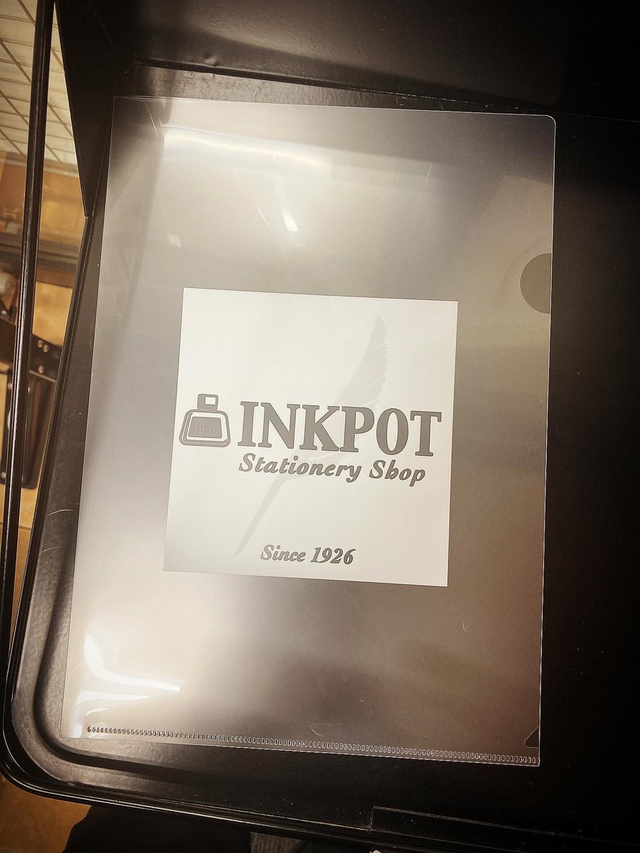 books_story777's tweet photo. 【文房具】
普段
「替芯」くらいしか
購入しない
文房具グッズ。
店員さんの話を聞いて
即決で
念願の新しい文房具を
お迎えしました。
むふふふふ♪
そして
クリアファイルを頂きました。
#文房具
#インクポット
#inkpot https://t.co/JsH2lPrh2t