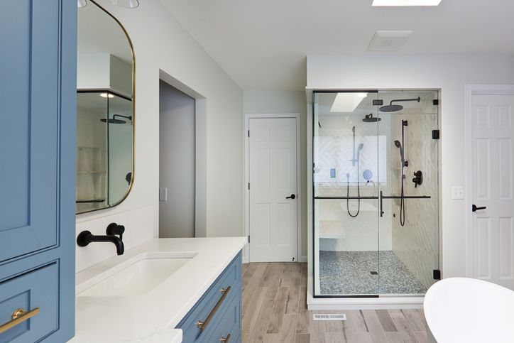mirrorsandglass's tweet image. Searching how to install glass shower doors?

Precision measurement comes first.

Tempered glass cannot be adjusted after fabrication.

Full article: buff.ly/QrYmhBM 

#ShowerGlass #BathroomDesign #HouseOfMirrors
