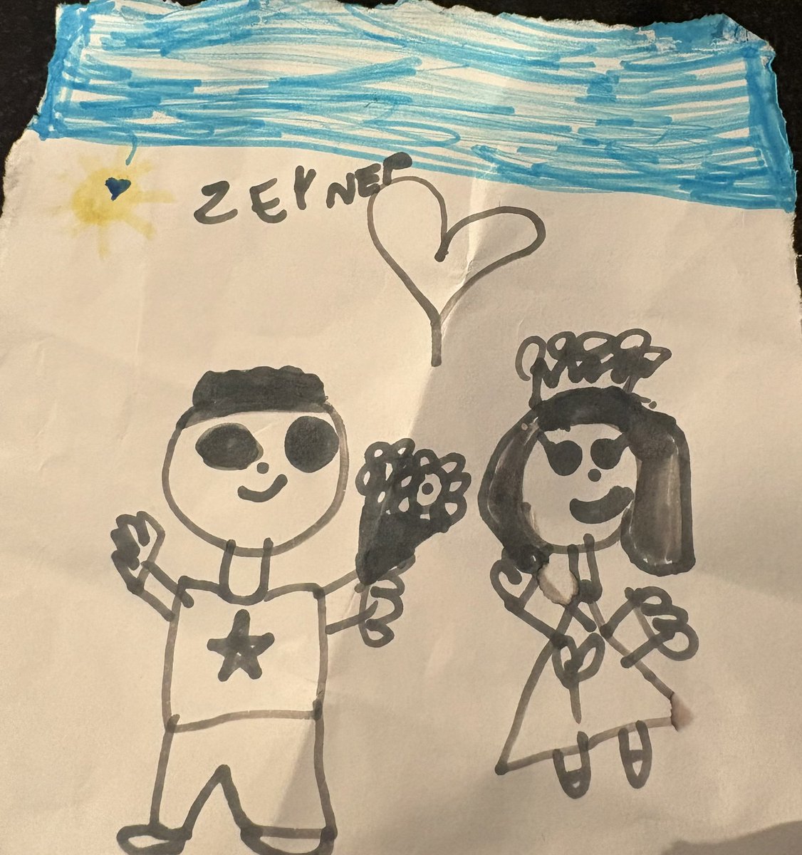 Kuzenim(7) çizdiği her resimde oğlanın elinde çiçeği eksik etmiyo