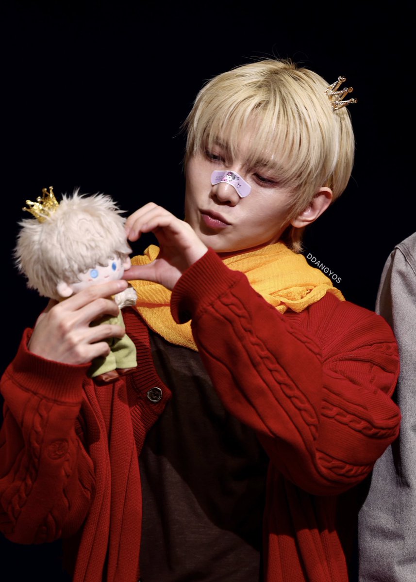 Does Yeosang Look Good Today? tweet media