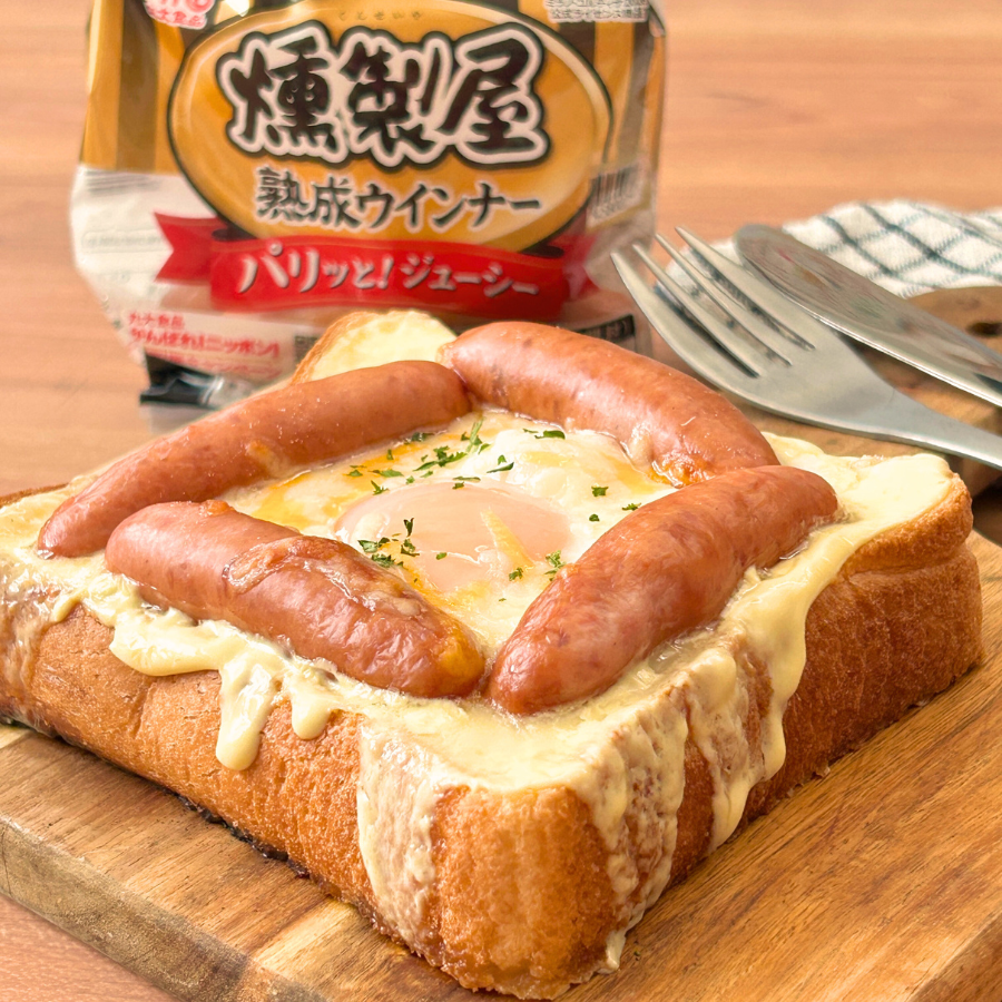 marudai_wanpaku's tweet photo. 4本の燻製屋熟成ウインナーでぐるりと囲んだ、満足感たっぷりのトーストアレンジ。
香ばしく焼けたパンに、燻製屋ウイ��ナーのジューシーな旨み。黄身を割れば、とろっと広がるしあわせの時間。
夜のご褒美「燻製屋の爆たまトースト」完成です。 https://t.co/fnsIBek4ON
