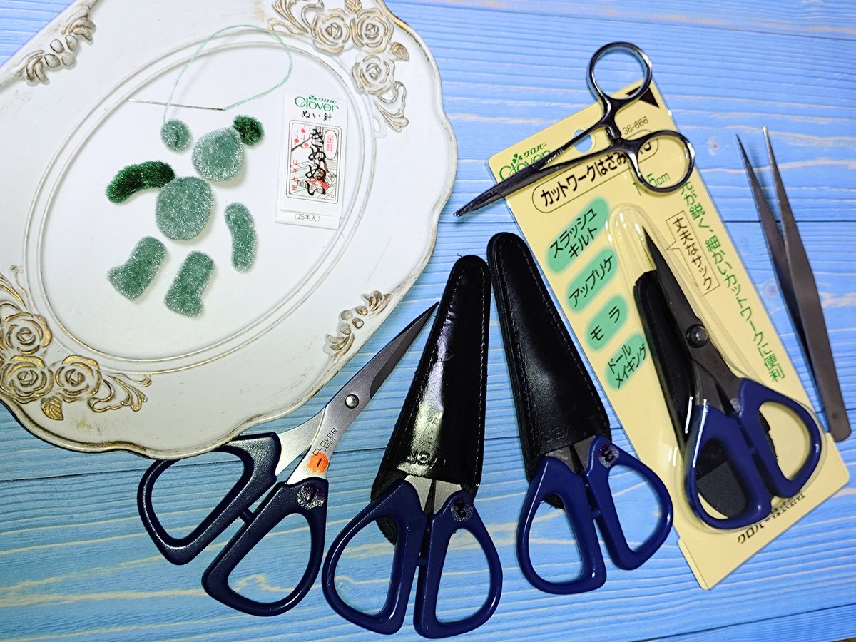 ミニベア🧸(約5cm)ができるまで✨️
ミニチュアファー切って✂縫って🪡ひっくり返して綿入れる☁

きぬぬい🪡(かなり細い針)
ハサミ✂(ただ今３代目4代目も待機)
いつ買ったかも覚えてないぐらい使い込んだ謎のピンセット
どこのメーカー？😂　
鉗子
これがないと作れない愛用の道具たちでした✨️