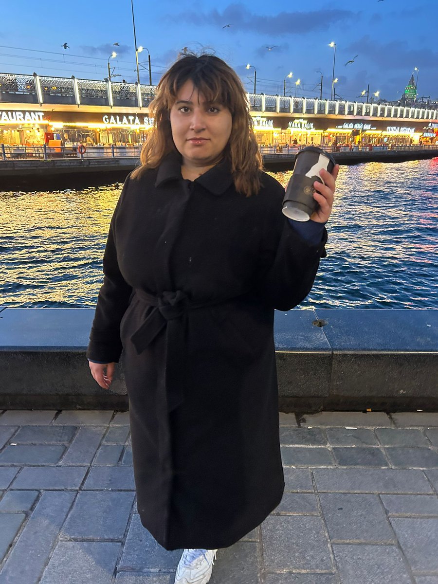 DemirFerit62's tweet photo. ACİL PAYLAŞIM LÜTFEN
Gülistan Yalçın hala bulunamadı..
13 Mart günü Bursa'daki evinden ayrılarak İstanbul'a gelen 25 yaşındaki özel gereksinmeli Gülistan Yalçın en son 17 Mart günü gece 02.00 sıralarında Eminönü'nde, 18 Mart günü Haseki Eğitim ve Araştırma Hastanesi  acil  kısmında ve daha sonra da son olarak 19 Mart günü saat 12.33 sıralarında Fenerbahçe yakınlarında Bağdat caddesi üzerinde bulunan Shell Benzin İstasyonu civarında görülmüş ve bir daha kendisinden haber alınamamıştır. Görenler, yerini bilenler lütfen 112 acil çağrı merkezi ile ağabeyi Hakan Yalçın'ın aşağıda yazılı olan cep telefonunu arayarak bilgi verebilirler. Üzerinde fotoğrafta görülen kıyafetler bulunmaktadır.
0 542 781 47 79