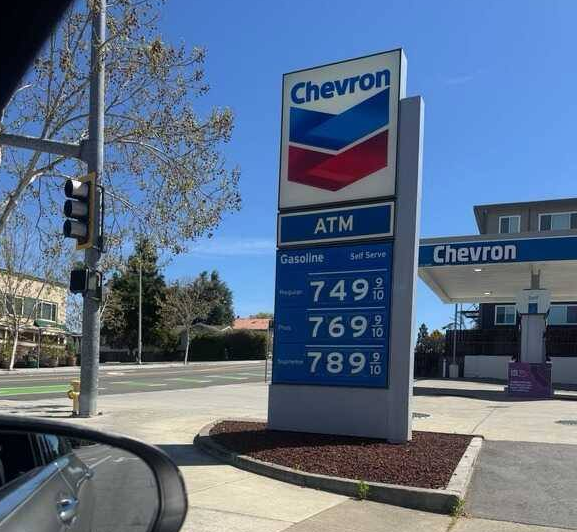 Waving at Marie Antoinette tweet media