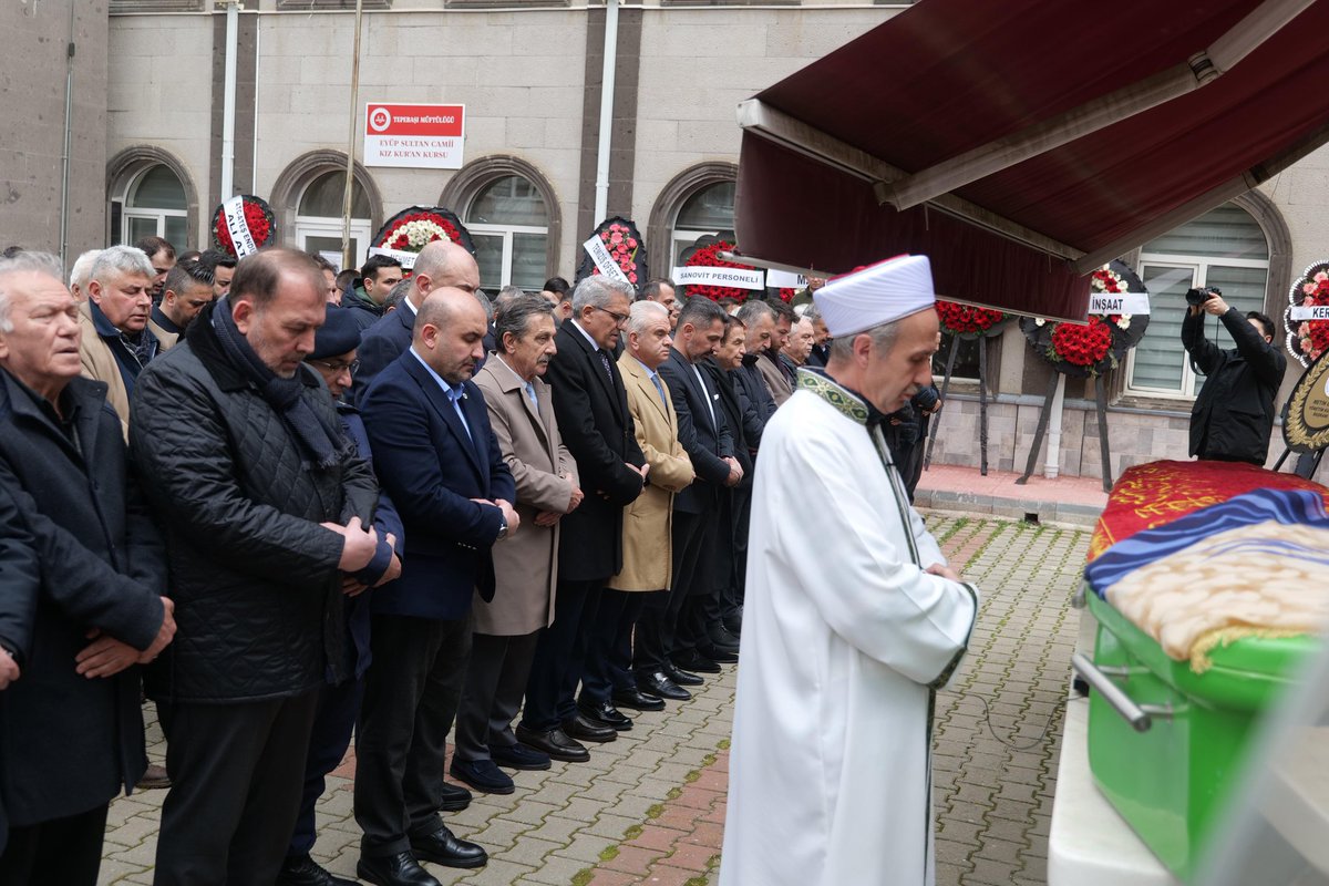 Harun_Karacan's tweet photo. Eskişehirimizin değerli sanayicileri Bülent, Atilla, Süleyman ve Göksel Ayva'nın kıymetli annesi, OSB Yönetim Kurulu Üyesi Yavuz Ayva’nın teyzesi Hacı Penbe Ayva büyüğümüzü bugün ebediyete dualarla uğurladık.
Merhumeye Allah’tan rahmet;ailesine ve sevenlerine başsağlığı diliyorum https://t.co/QPhBIPbPmc
