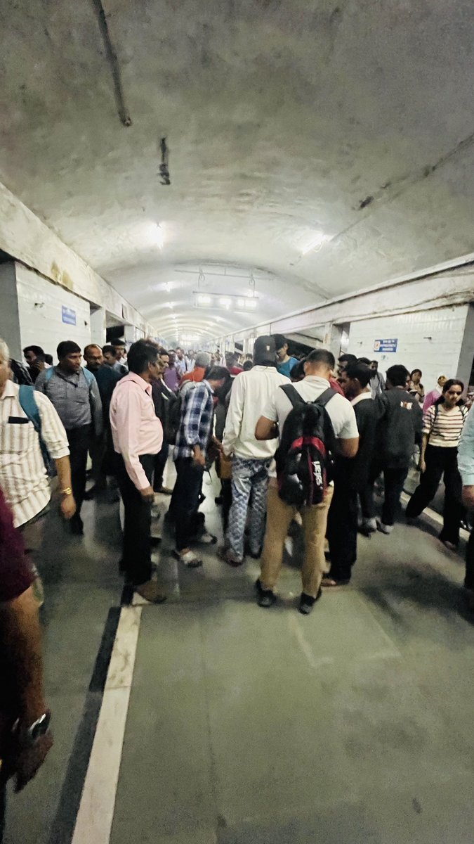 avinash03555284's tweet photo. @Central_Railway At the west side of Nerul Railway Station, an individual is illegally selling mobile headphones in the middle of the foot overbridge.” https://t.co/f0sxNhy0An