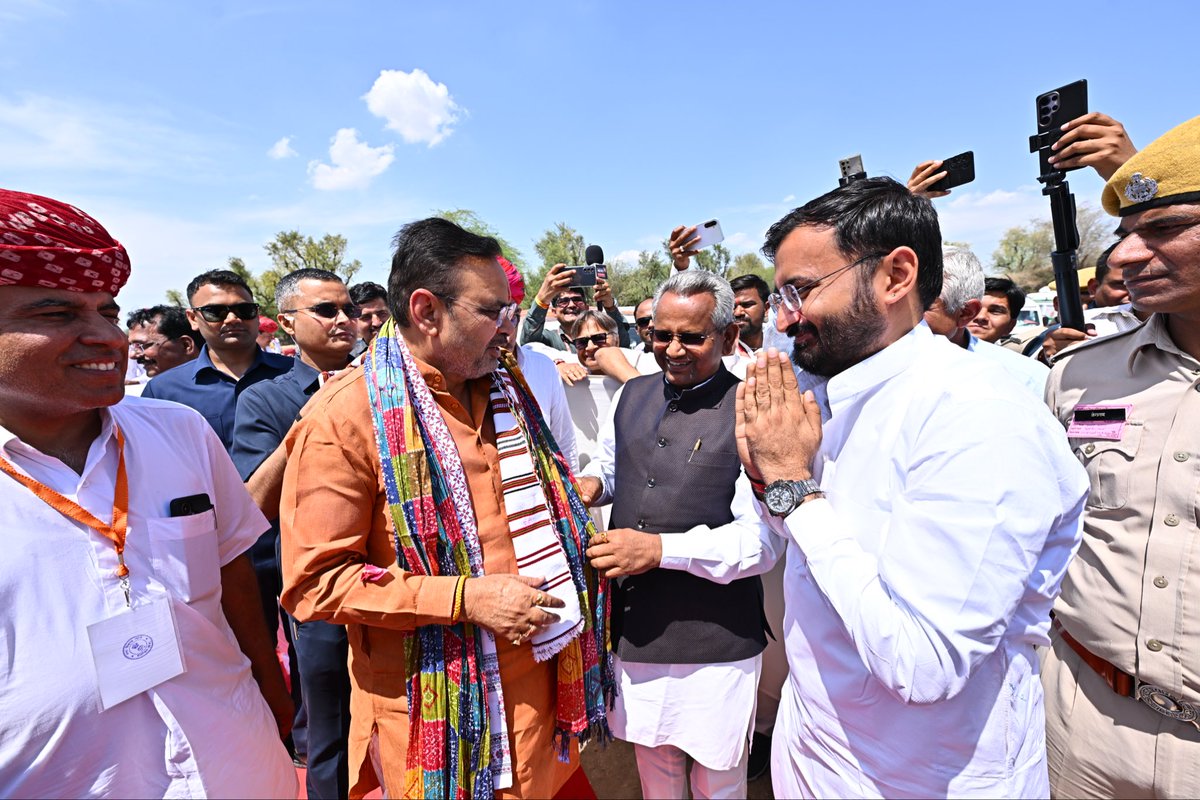 आज पचपदरा विधानसभा के कनाना गांव में ‘श्री ललिता सहस्त्र कुंडीय महायज्ञ एवं माँ सरस्वती जी मंदिर प्राण-प्रतिष्ठा महोत्सव’ में आगमन पर यशस्वी मुख्यमंत्री आदरणीय श्री <a href="/BhajanlalBjp/">Bhajanlal Sharma</a> जी का आत्मीय स्वागत व अभिनंदन किया।

<a href="/BJP4Rajasthan/">BJP Rajasthan</a> <a href="/RajCMO/">CMO Rajasthan</a> <a href="/RajGovOfficial/">Government of Rajasthan</a>