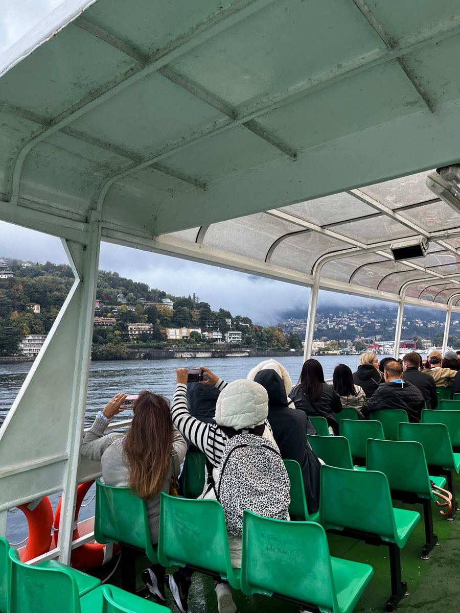 Lake Como emang cantik sih, salah satu danau tercantik yg gue sukai. Walau waktu itu visit pas lagi Autumn, dia tetep cantik.