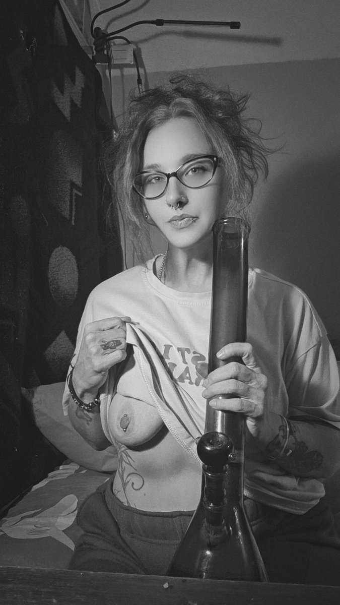 ToplessCannaKitty😽💨✌💚 tweet media