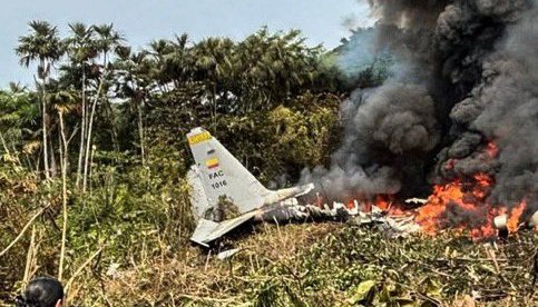 Echojounal's tweet image. 🚨​Yon avyon militè @FuerzaAereaCol ki te ap transpòte 125 manm lame fè aksidan pandan li te ap dekole jounen lendi 24 mas 2026 la. Yon premye bilan montre gen 66 moun mouri. Operasyon sekou yo ap kontinye pou rès pasaje yo.  🇨🇴​#Kolonbi #AksidanAvyon #Lame #EnfoToutTan