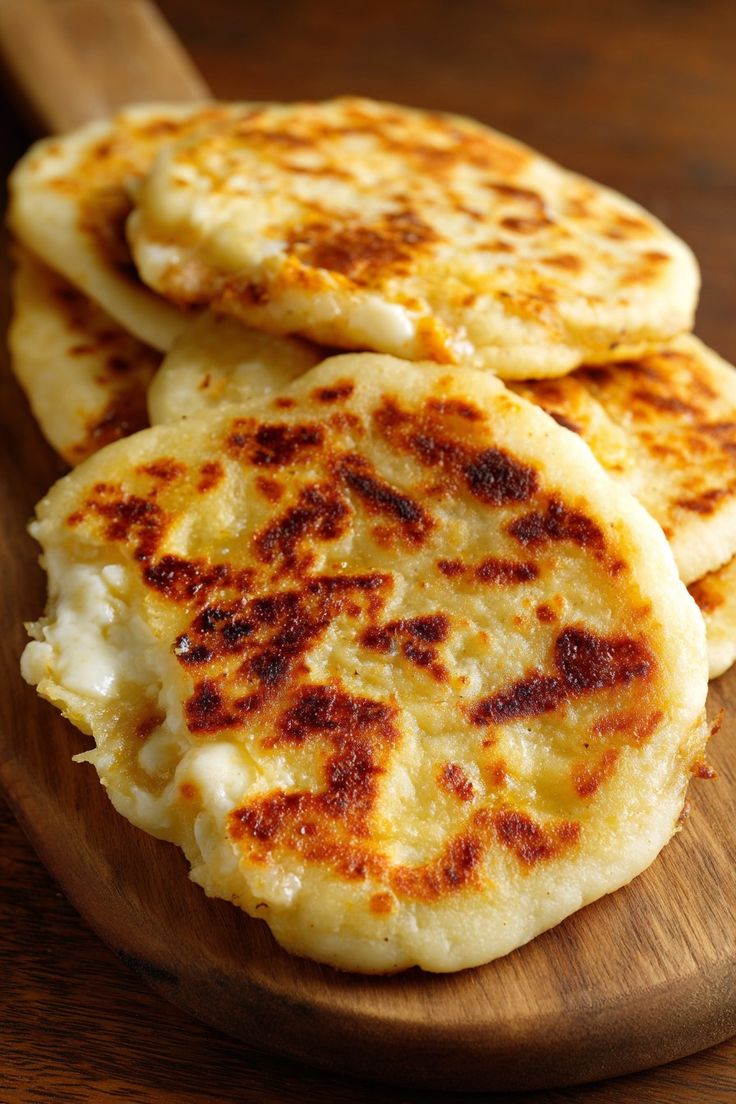 LabMariam48488's tweet image. Arepas 🇻🇪🇨🇴

A staple from Venezuela and Colombia - golden cornmeal cakes, crispy outside and soft inside.
Naturally gluten-free and incredibly versatile, they can be grilled, baked, or fried and filled with cheese, meats, or beans.

 #LatinCuisine #GlutenFree #MariamFoodLab